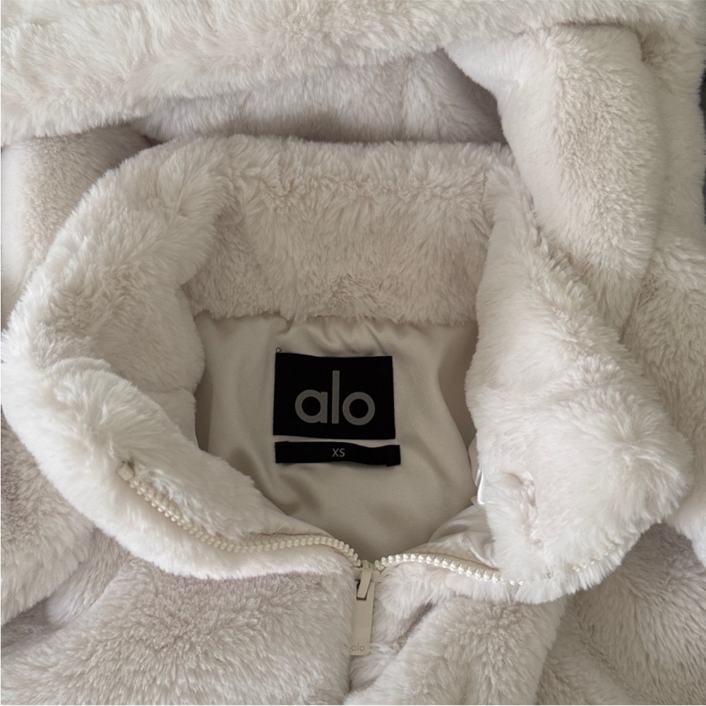 LIKE NEW ALO Faux Fur Foxy Jacket, Ivory, size XS - Picture 7 of 10